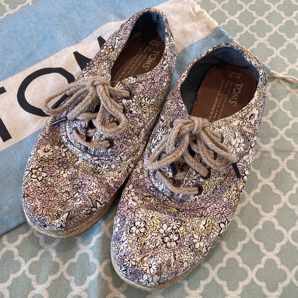 Toms Floral Lace Up Shoes 7.5 Womens